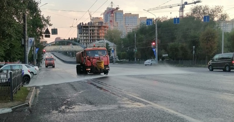 В Коминтерновском районе усилен полив зеленых насаждений и магистралей