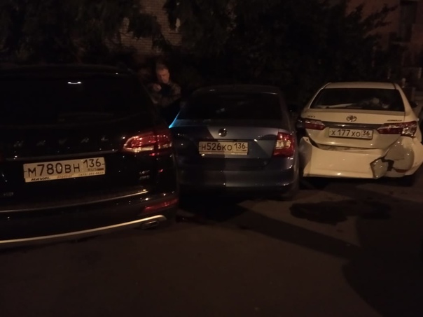 В Воронеже неизвестный автомобилист повредил три припаркованные машины