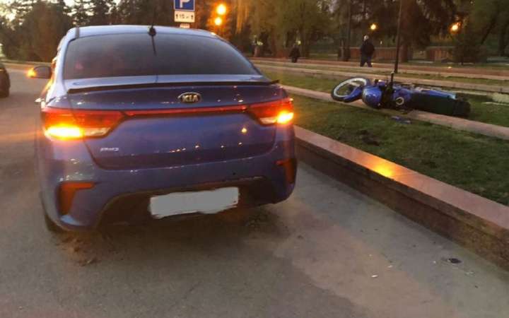 Мотоциклист попал в больницу после столкновения с двумя иномарками в Воронеже