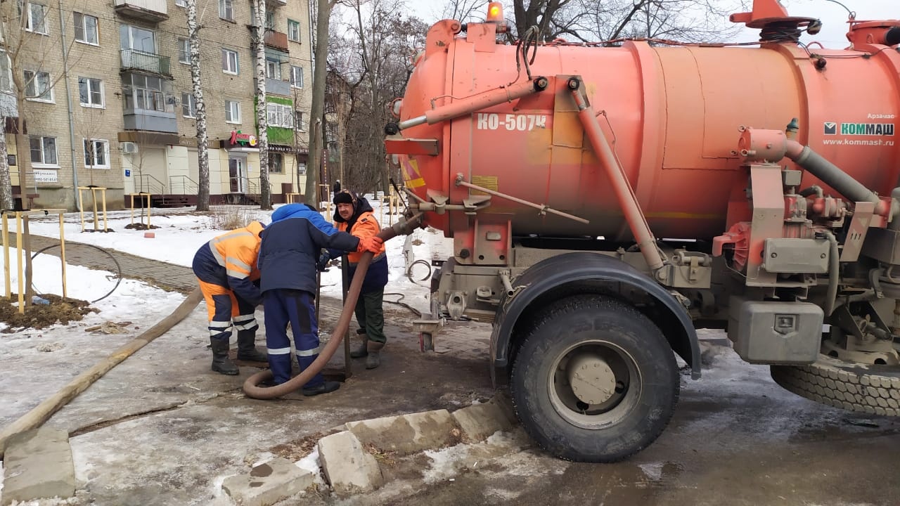 Из канализации в Воронеже достали шину 