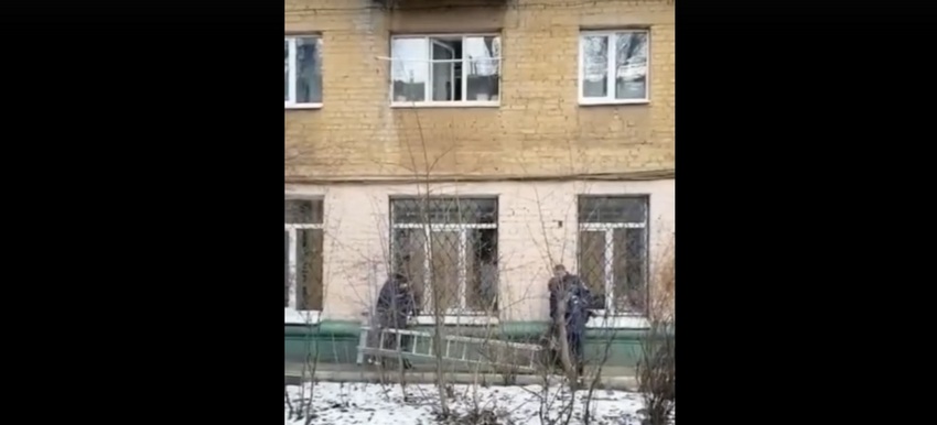 Женщина с младенцем на руках грозилась выпрыгнуть из окна в Воронеже