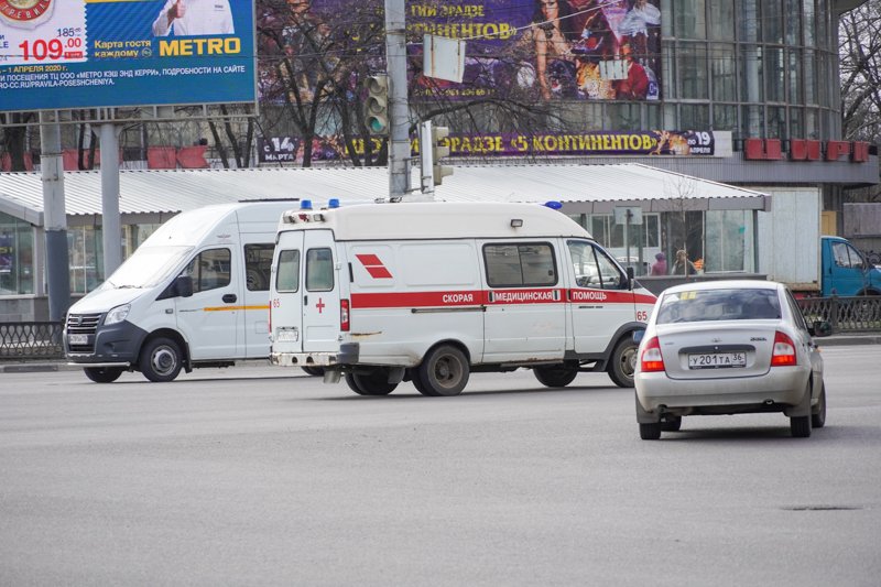 В Воронеже на проезжей части под колесами грузовика погиб пожилой пешеход 