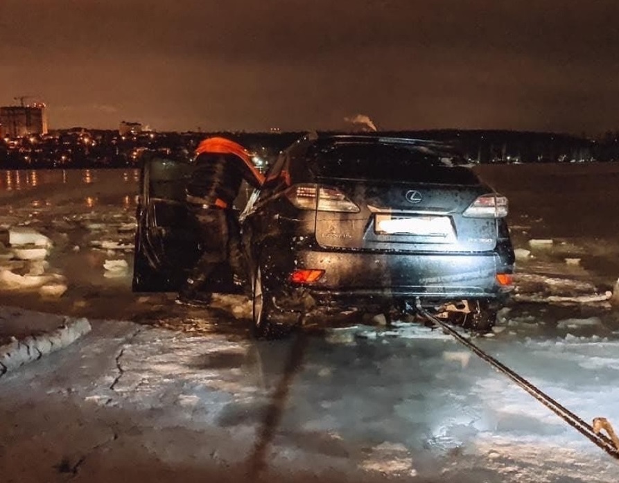 Как провалившийся под лед Lexus подняли со дна воронежского водохранилища, показали на фото