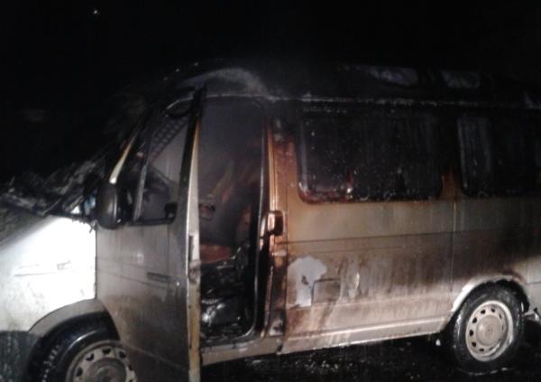 В ночном пожаре в Воронеже начисто сгорел микроавтобус «Газель»