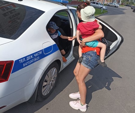 Воронежские полицейские помогли попавшему в беду автомобилисту с женой и маленькими детьми