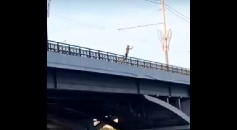 В Воронеже попал на видео прыгнувший с Чернавского моста мужчина