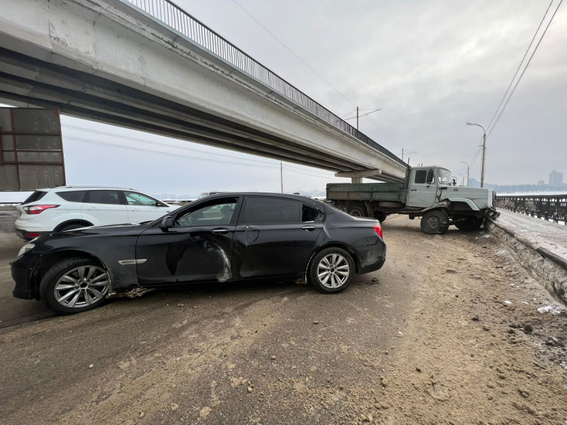В Воронеже столкнулись сразу три автомобиля с участием ЗИЛа