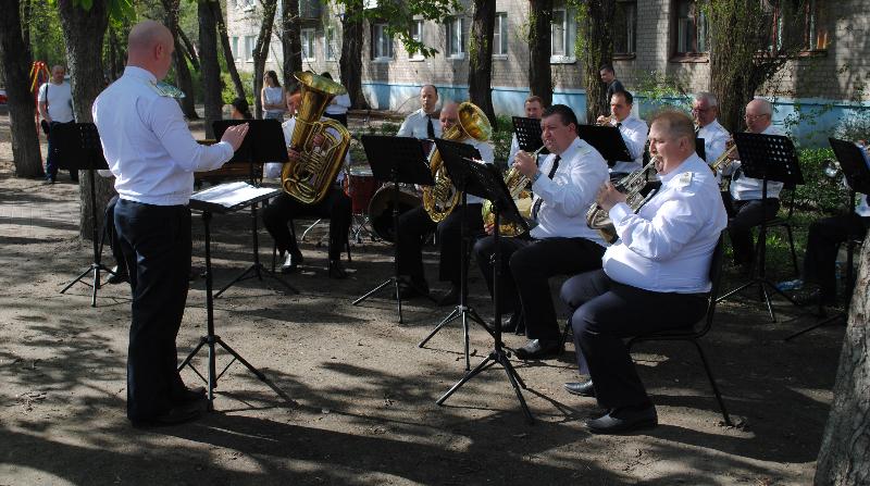 Под духовой оркестр: в Железнодорожном районе Воронежа ярко отметили День весны и труда
