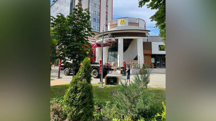 В центре Воронежа демонтировали вывеску «Макдоналдса» 