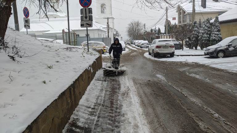 В Ленинском районе убирают улицы после первого снегопада 