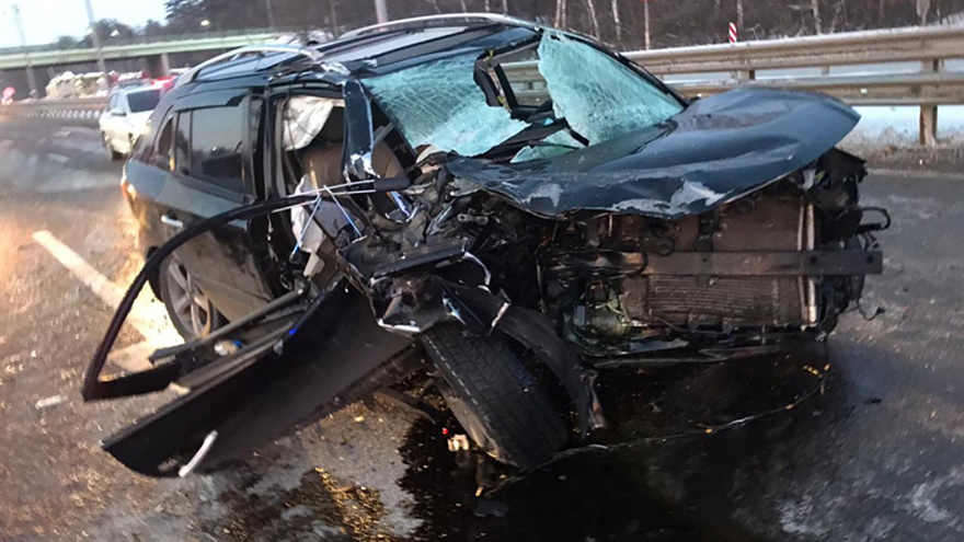 Водитель Renault погиб при столкновении с автогрейдером и Lada под Воронежем