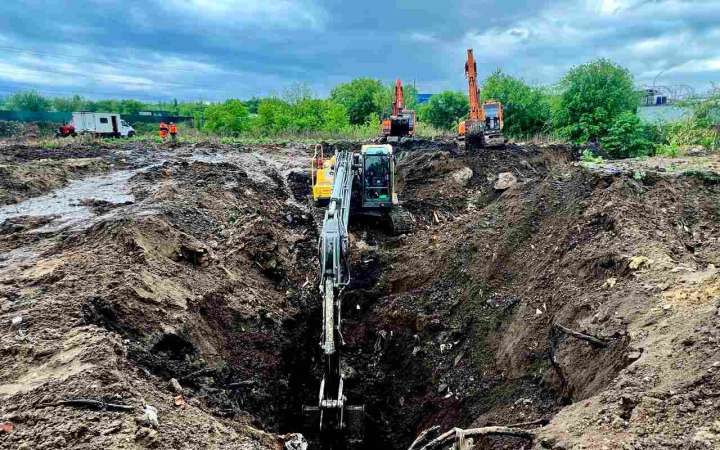 Семиметровый котлован вырыли на месте утечки воды в Воронеже