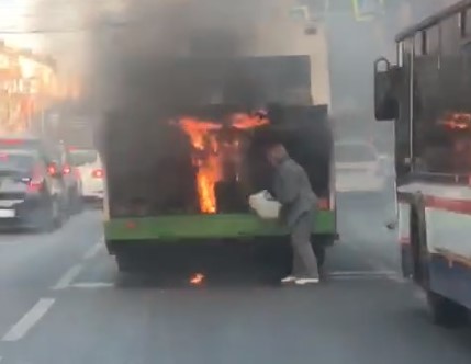 В центре Воронежа загорелся автобус (ВИДЕО)
