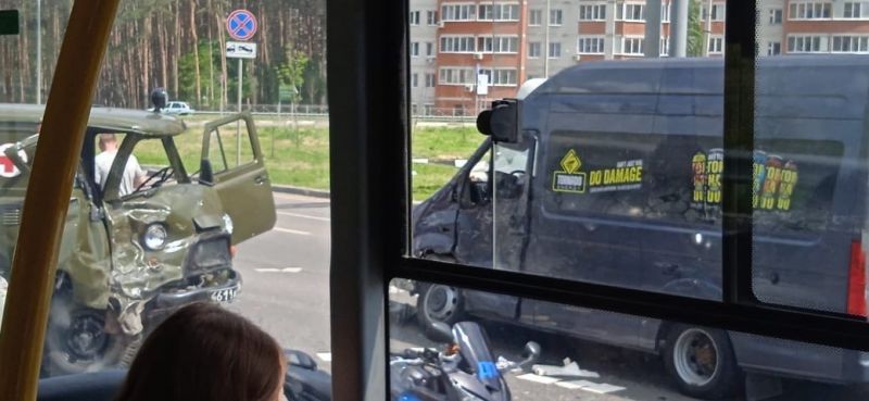 В Воронеже в ДТП у АЗС пострадал водитель скорой помощи