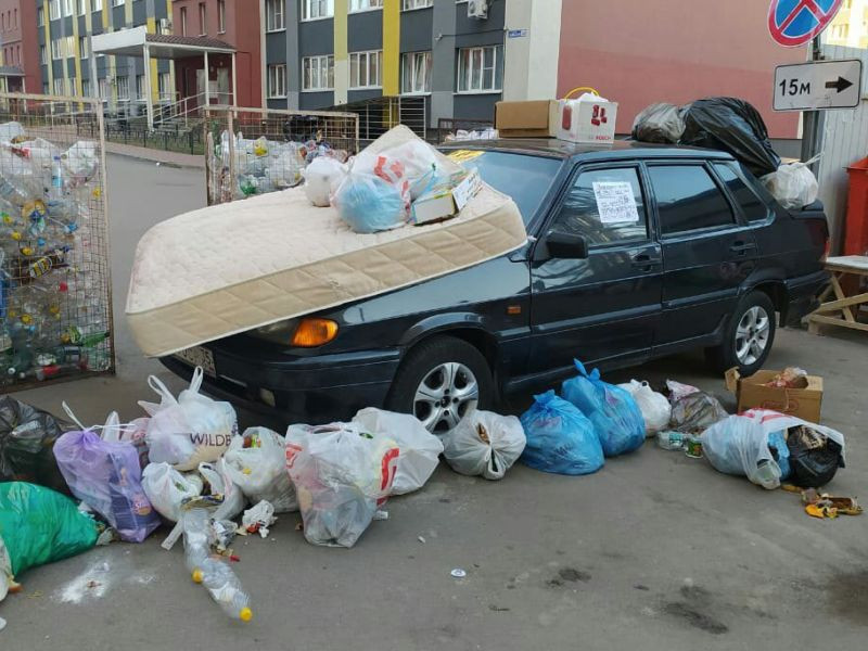 В Воронеже в Боровом неправильно припарковавшийся автомобиль завалили мусором