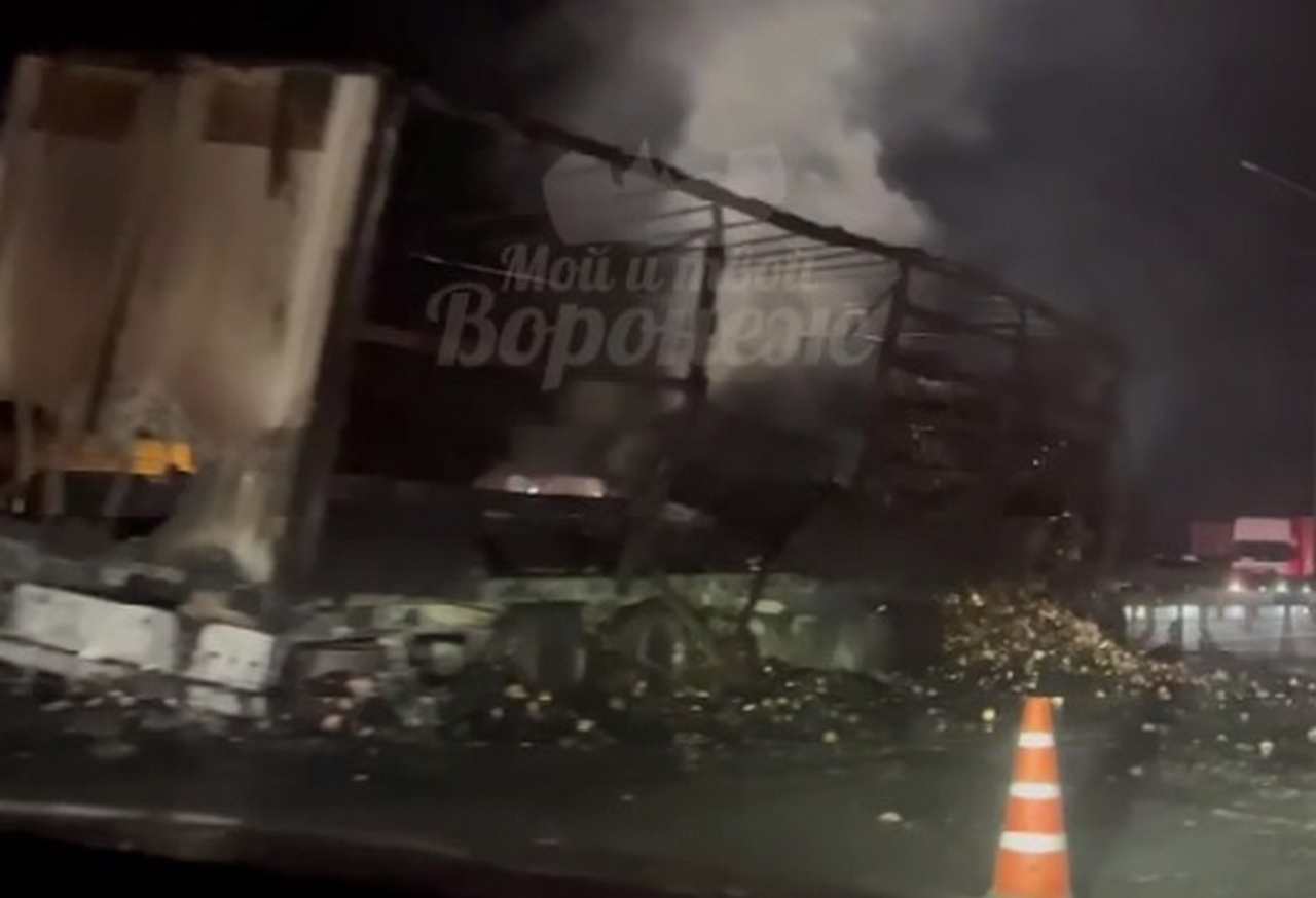 Видео горящей фуры, которая спровоцировала огромную пробку в Воронежской области, опубликовали в сети