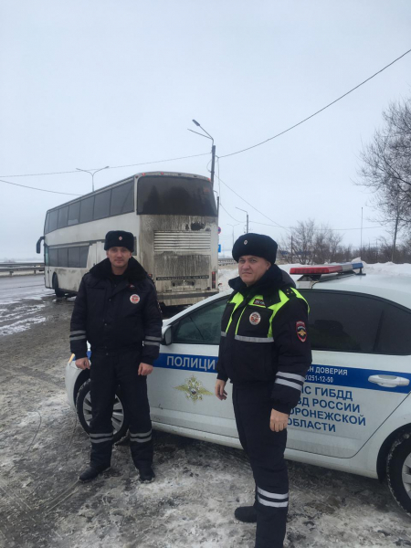 Воронежские автоинспекторы спасли замерзавших в сломанном междугороднем автобусе пассажиров