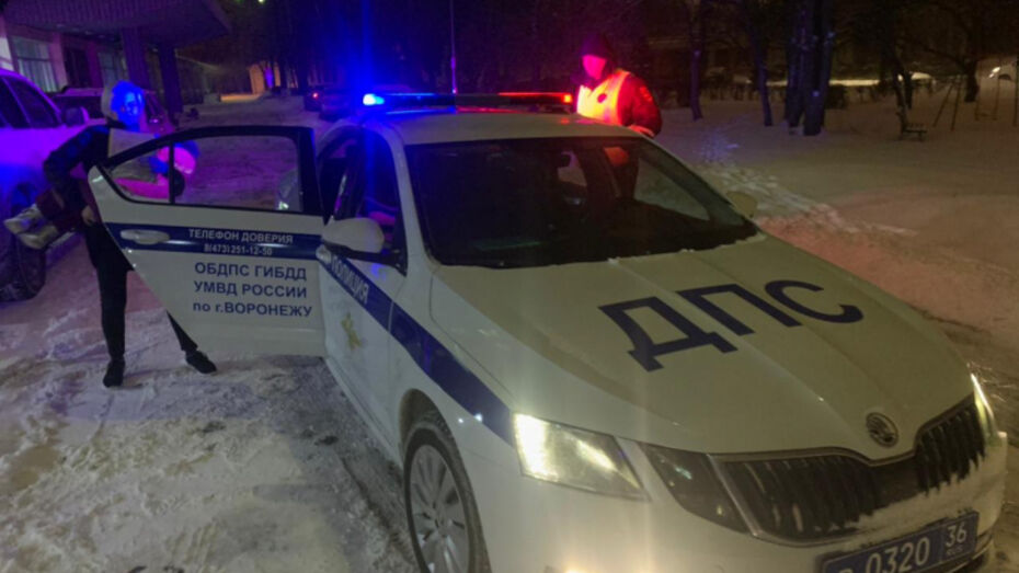 Воронежские полицейские в метель помогли довезти до больницы девочку с травмой головы