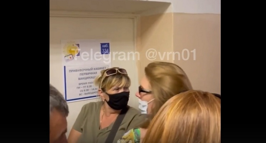 В поликлинике на улице Маршака в Воронеже сняли давку в очереди на вакцинацию