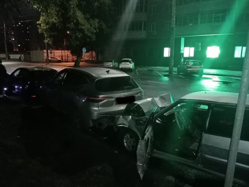17-летняя пассажирка и 19-летний водитель пострадали в массовой аварии в Воронеже