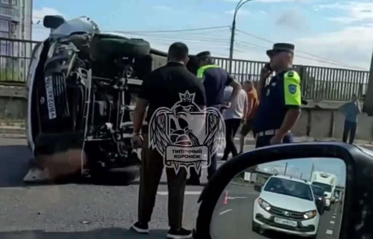 Из-за ДТП с грузовиками большая пробка парализовала движение у воронежского моста