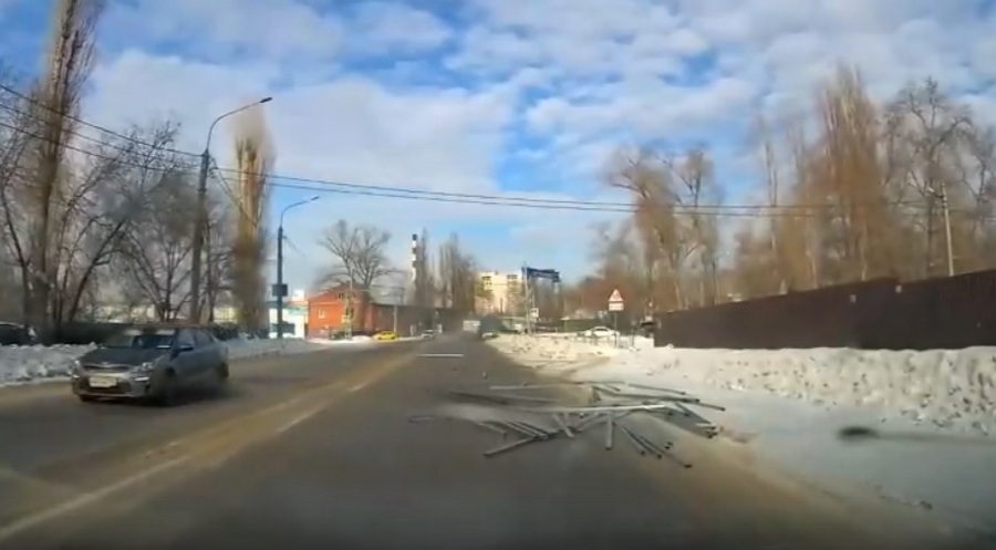 В Воронеже из грузовика на дорогу посыпались трубы (ВИДЕО)