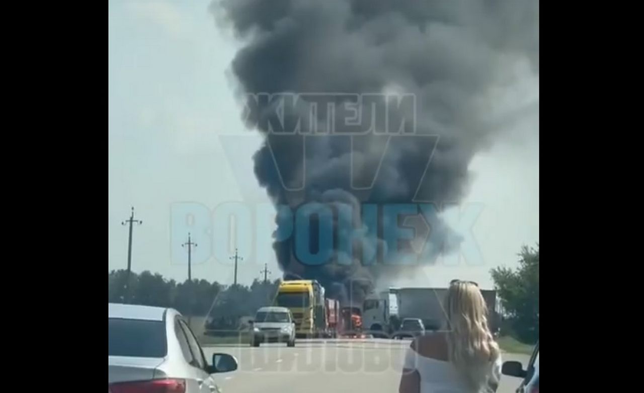 Автомобиль загорелся на трассе под Воронежем