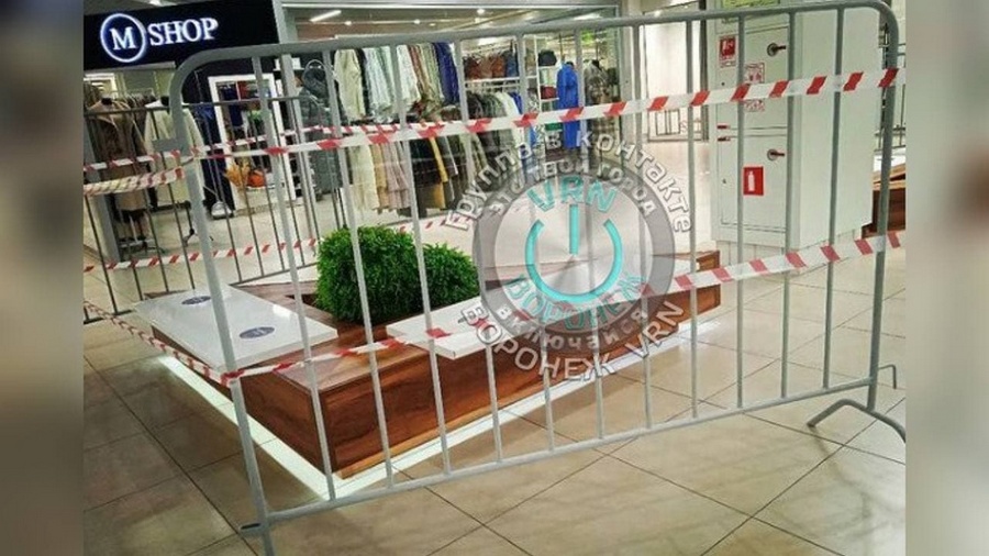 В Воронеже в торговом центре скамейки огородили железным забором и сигнальными лентами