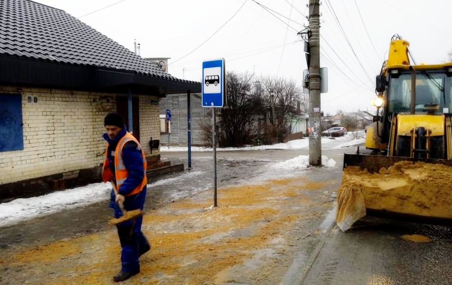 В Воронеже продолжается уборка улиц и тротуаров ото льда