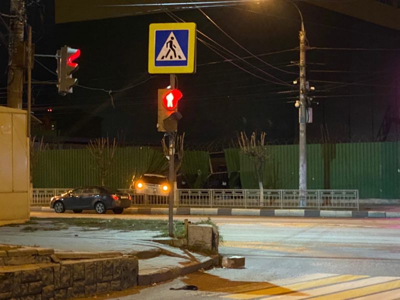 В Воронеже автомобилист проломил забор пивзавода