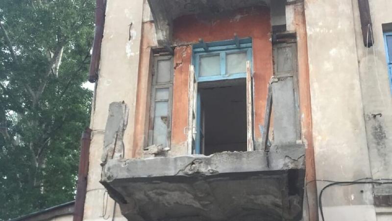 100-летние чугунные ограждения балконов выломали на памятнике архитектуры в Воронеже