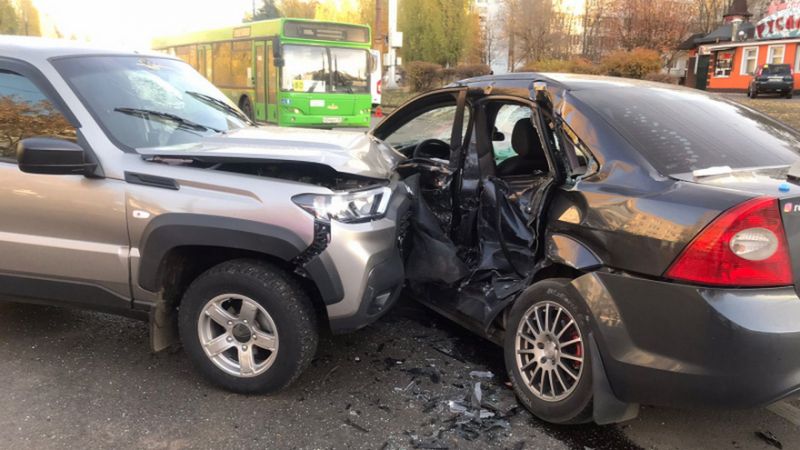 Полиция Воронежа сообщила подробности ДТП с двумя авто и маршруткой