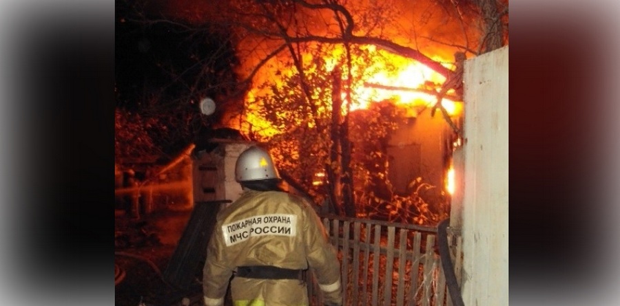 Грузовик MAN сгорел во время пожара в Воронежской области