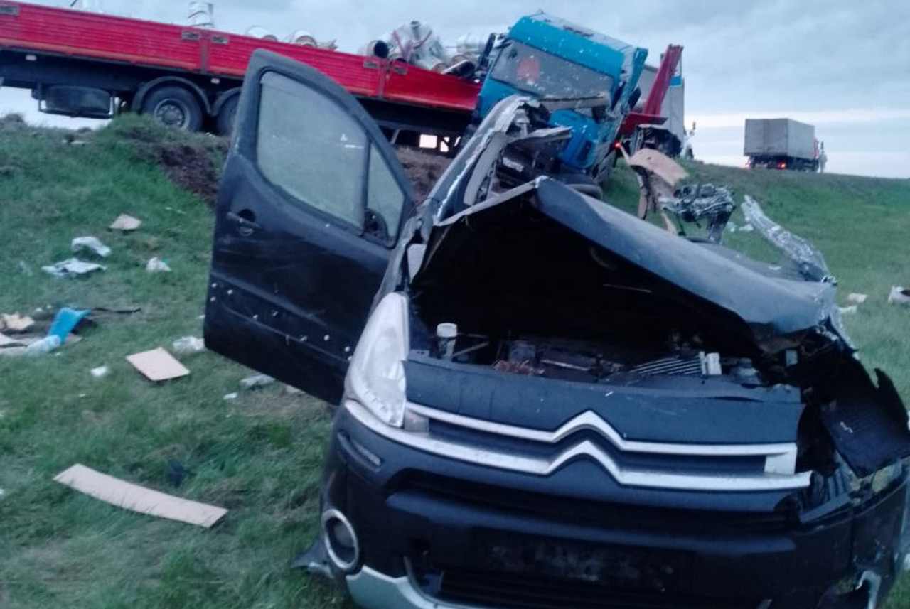 После столкновения с двумя грузовиками на воронежском участке трассы М-4 «Дон» погиб водитель Citroën