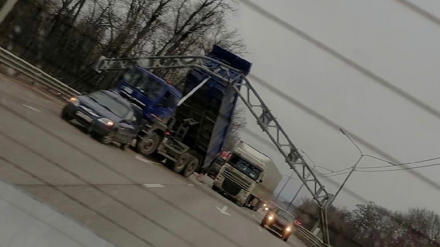 Под Воронежем грузовик поднятым кузовом снес опору для дорожных знаков