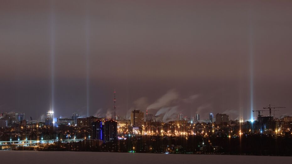 В небе над Воронежем заметили фантастические световые столбы