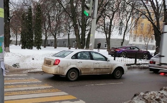 Часть светофора упала на коляску с малышом после аварии в Воронеже