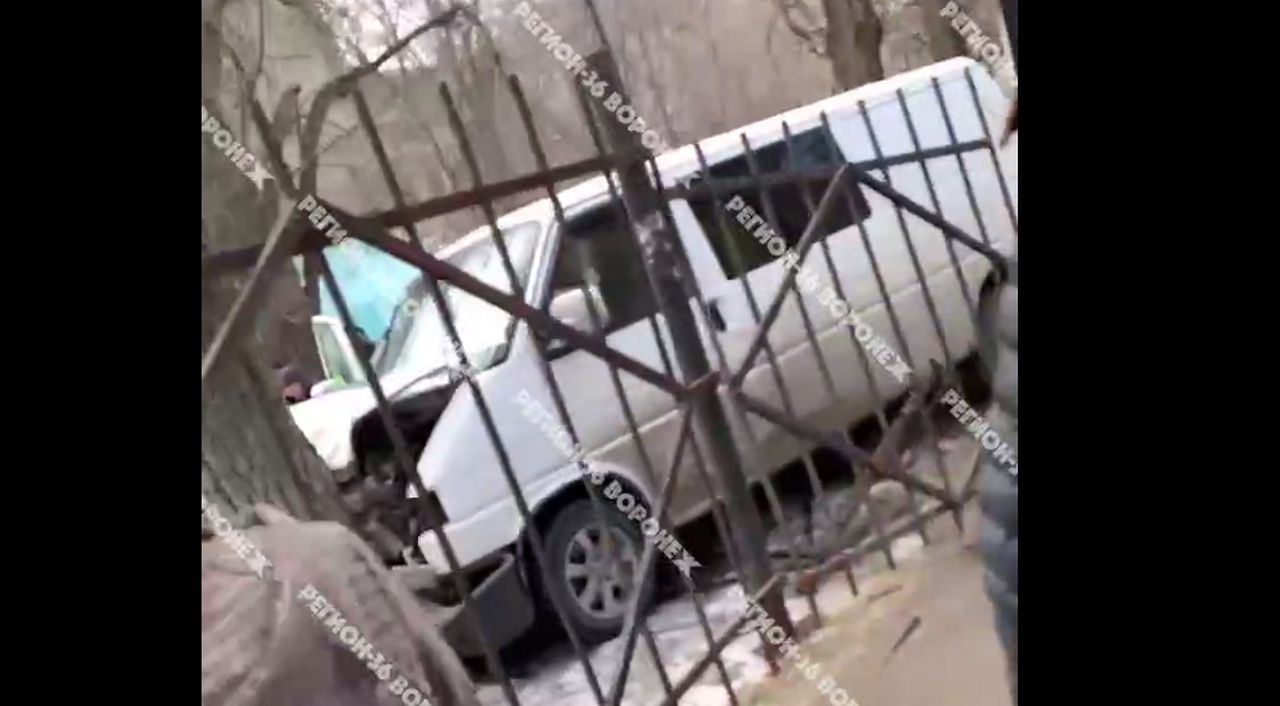 Микроавтобус Volkswagen в Воронеже снёс  забор школы №2