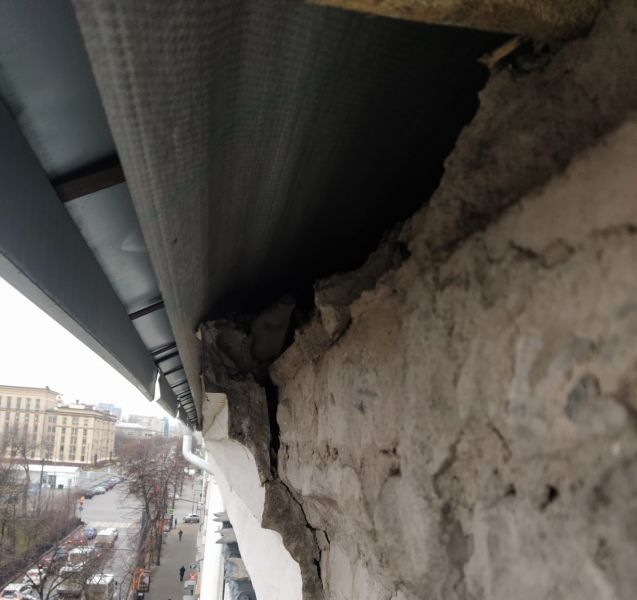 УК получила результаты обследования здания в центре Воронежа, где частично обрушился фасад 