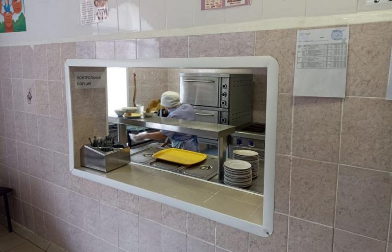 Из-за кишечной инфекции в Воронежской области отстранили 4 работников пищеблоков школ
