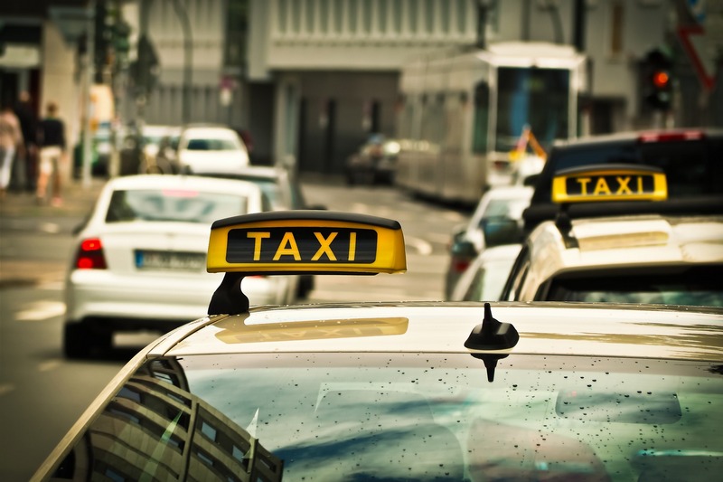 В Воронеже видео с пассажиром такси, облитым зеленкой за неоплату проезда, проверяет полиция