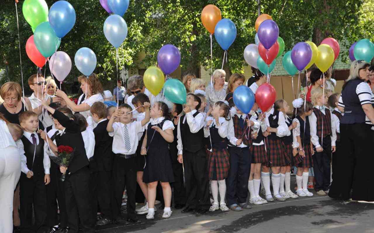 98 школа 1 класс. Школа 90 Воронеж. Первое сентября в Воронеже. Школьная линейка 1 сентября в Стрелице Воронежской обл.. Школа 84 Воронеж учителя.