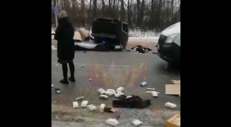 СМИ: в Воронежской области разбился грузовик с гуманитарной помощью для военных