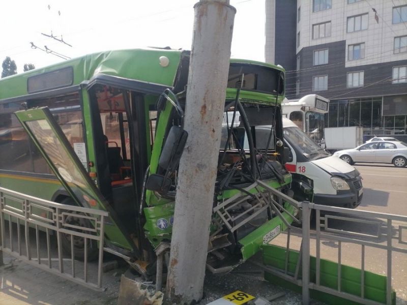 В Воронеже во влетевшем в столб маршрутном автобусе пострадало 7 человек