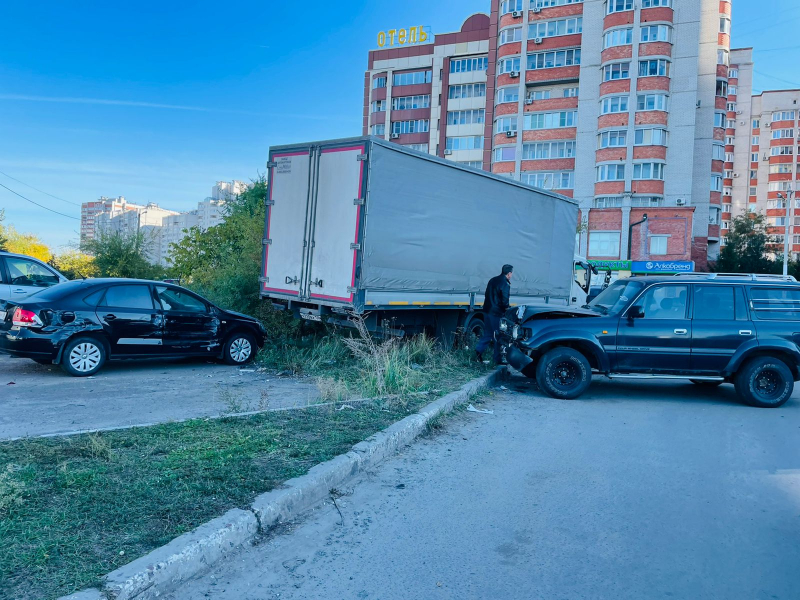 Массовая авария с грузовиком произошла в Воронеже из-за потерявшего сознание водителя