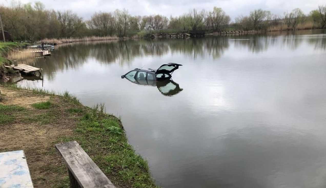 Глава села утопил служебную машину в пруду в Воронежской области