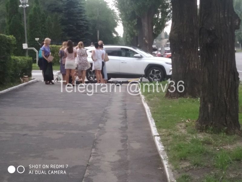 В Воронеже 14-летний мальчик на электросамокате попал под машину