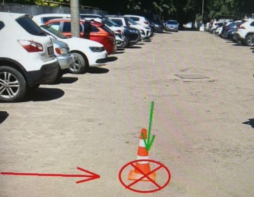 В Воронеже полиция ищет сбившего на парковке детской больницы женщину автомобилиста