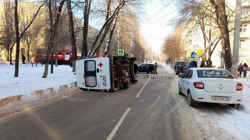 В Воронеже в столкновении скорой с иномаркой пострадал фельдшер
