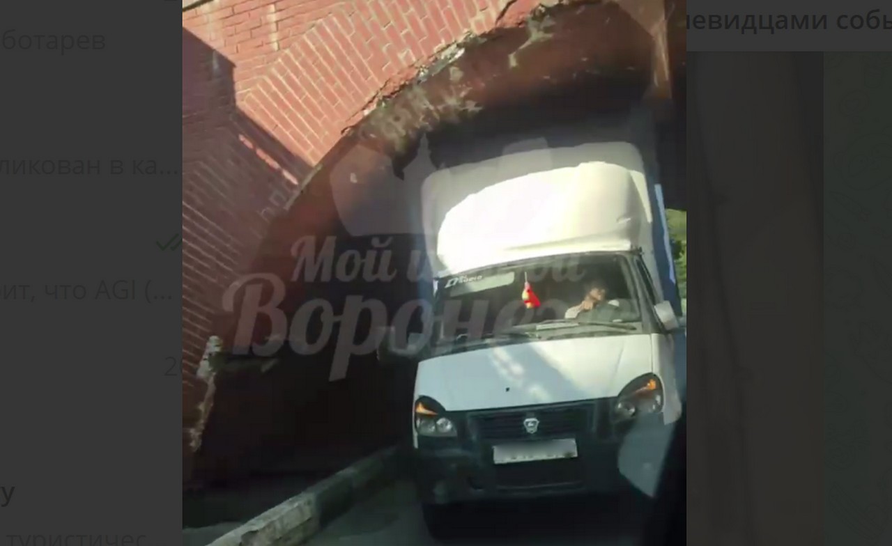 Под Каменным мостом в Воронеже снова застрял грузовик